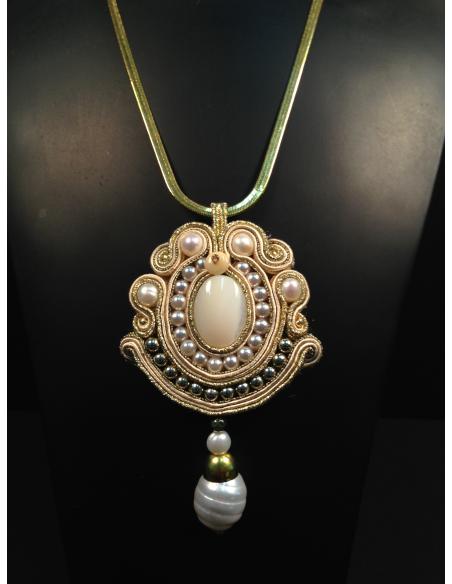 COLGANTE DE DISEÑO SOUTACHE BEIGE
