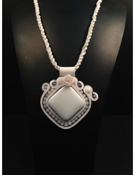 COLGANTE DE BISUTERIA SOUTACHE,BLANCO