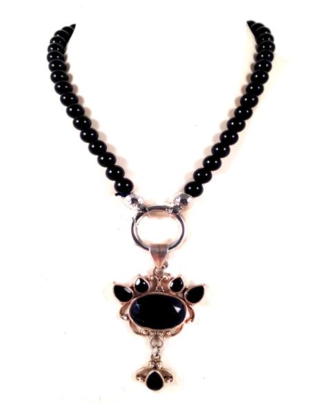 COLLAR PIEDRAS NATURAL ONIX CON COLGANTE  DE ONIX Y PLATA: MEDIDAS: LARGO DEL COLLAR 50CM, COLGANTE 4CM DIAMETRO