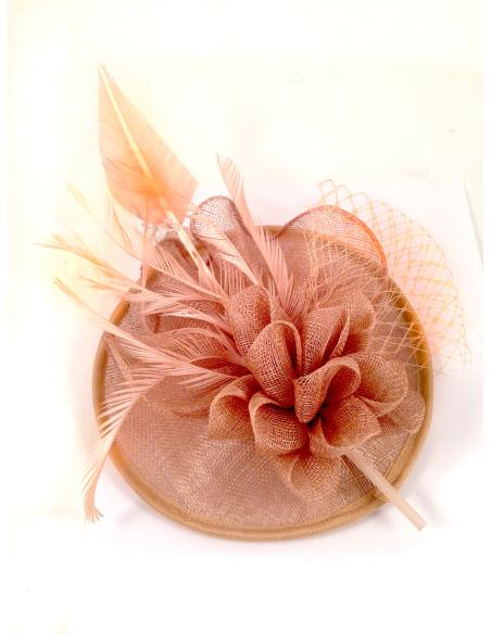 TOCADOS BEIGE OSCURO PARA BODAS Y EVENTOS CON FLORES Y PLUMAS, 