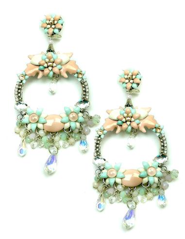 PENDIENTES LARGOS DECORADOS CON FLORES, TE QUEDARAN PRECIOSOS CON TU VESTIDO Y NO DEJARAN DE MIRARTE