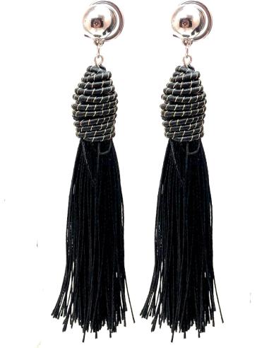 PENDIENTES POMPON NEGROS IDEALES PARA LLEVAR CON TUS LOOKS APORTANDO ESTE TOQUE FRESCO Y ACTUAL