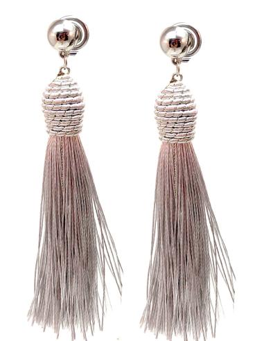 PENDIENTES POMPON GRISES IDEALES PARA LLEVAR CON TUS LOOKS APORTANDO ESTE TOQUE FRESCO Y ACTUAL