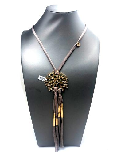 COLLARES LARGOS DORADOS CON TERCIOPELO