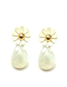 producto PENDIENTES DE BISUTERIA BLANCOS CON BONITA FLOR