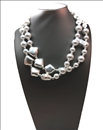 COLLARES LARGOS DE PERLAS CON DETALLES EN PLATEADO