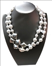 COLLARES LARGOS DE PERLAS CON DETALLES EN PLATEADO