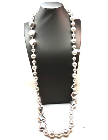 COLLARES LARGOS DE PERLAS CON DETALLES EN PLATEADO