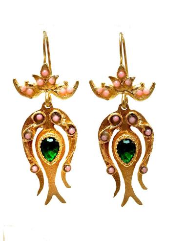 PENDIENTES LARGOS DORADOS CON ADORNOS EN VERDE Y ROSA MAQUILLAJE