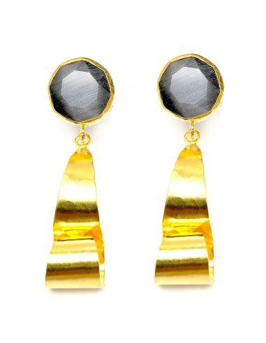 MUJER PENDIENTES DORADOS Y PIEDRAS IDEALES PARA BODAS