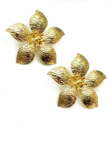 PENDIENTES DORADOS DE FLORES MUY FAVORECEDORES