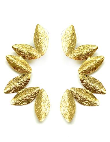 PENDIENTES DORADOS DE HOJITAS DISEÑO DE MODA Y TENDENCIA
