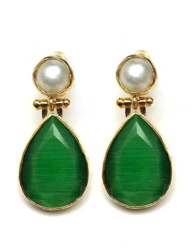 VISTOSOS PENDIENTES VERDE ESMERALDA CON DETALLE DE PERLAS
