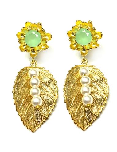 PENDIENTES DORADOS CON PERLAS DECORADOS CON FLORES Y HOJAS
