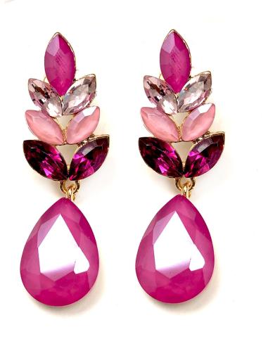 PENDIENTES FUCSIAS CON LOS QUE SE VERA MUY FAVORECIDA