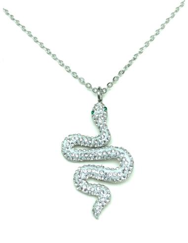 COLLAR DE SERPIENTE EXOTISMO Y TENTACION ADORNANDO SU CUELLO