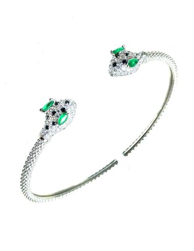 PULSERAS PLATEADAS DE SERPIENTES EXOTISMO Y ELEGANCIA DE LA MANO