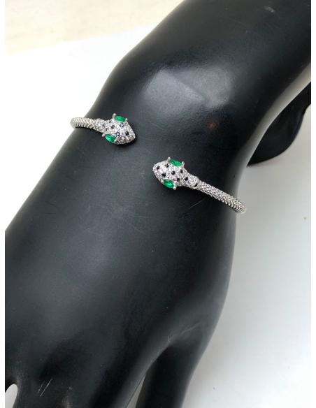 PULSERAS PLATEADAS DE SERPIENTES EXOTISMO Y ELEGANCIA DE LA MANO