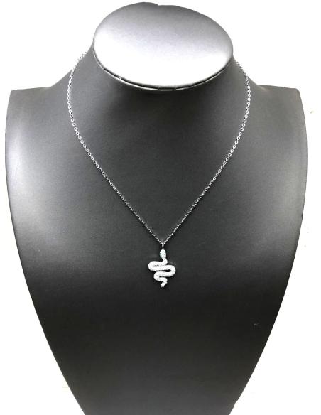 COLLAR DE SERPIENTE EXOTISMO Y TENTACION ADORNANDO SU CUELLO