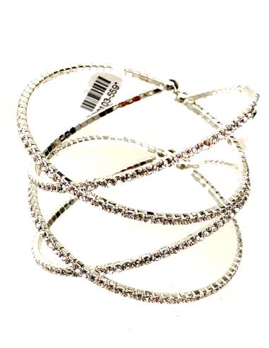 PULSERAS PLATEADAS CON UN SUTIL...