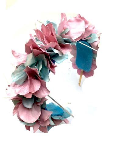 DIADEMAS DE FLORES TRABAJADAS A MANO EN TONOS ROSA Y AZUL