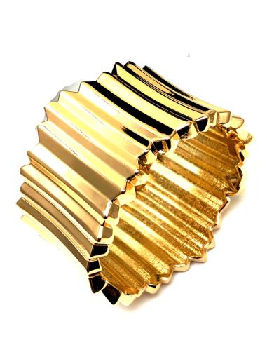 PULSERAS DORADAS ANCHAS CON LAS QUE COMPLETAR TU LOOK
