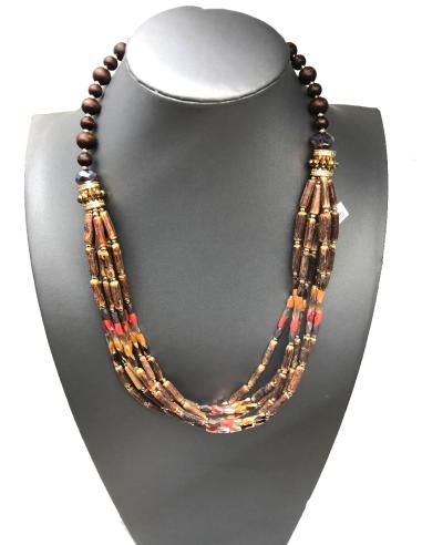 COLLARES MARRONES DE MADERA CON UN SUTIL TOQUE CORAL