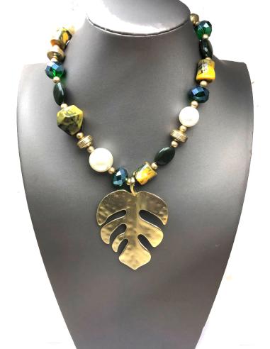 COLLARES VERDES Y DORADOS CON PERLAS Y GRAN HOJA DE ADAN