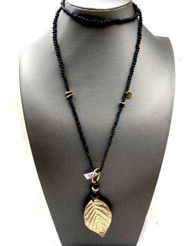 COLLARES NEGROS LARGOS CON BONITO COLGANTE DE HOJA DORADA