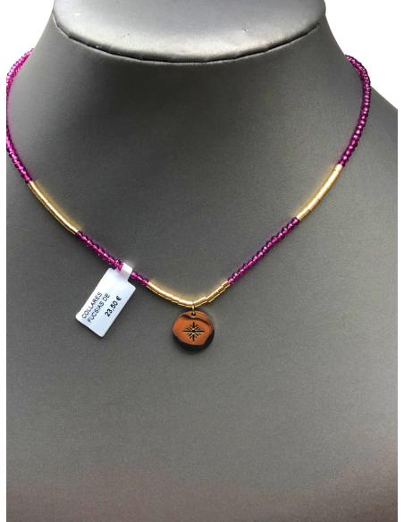 COLLARES FUCSIAS DE PEQUEÑAS CUENTAS DE CRISTAL CON MEDALLA - Imagen 1