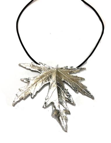 COLGANTES Y COLLARES MUJER PLATA HOJA DE ARCE, TAMBIEN SIRVE DE BROCHE - Imagen 1