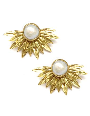 pendientes mujer chapados oro y perla, forma de sol - Imagen 1