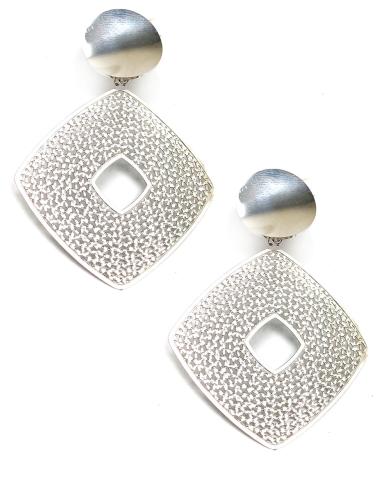 PENDIENTES LARGOS PLATEADOS CON DISEÑO CUADRADO CALADO - Imagen 1