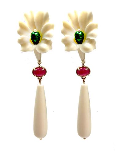 PENDIENTES LARGOS BLANCOS CON ELEGANTE CHUPON Y VISTOSA FLOR - Imagen 1