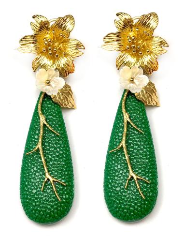 PENDIENTES VERDES FLAMENCA DE CHUPON Y FLORES DE NACAR - Imagen 1