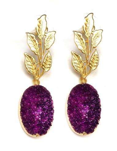 PENDIENTES FUCSIA DE PIEDRAS DRUSAS Y HOJITAS EN DORADO MATE - Imagen 1