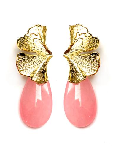 PENDIENTES ROSAS Y DORADOS DE HOJITA CON LAGRIMA DE PIEDRA - Imagen 1