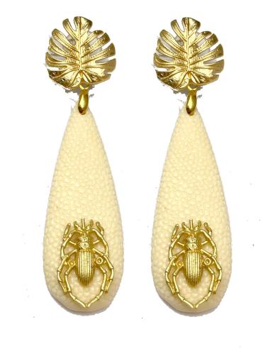 PENDIENTES LARGOS BLANCOS Y DORADOS COLECCION DE INSECTOS - Imagen 1