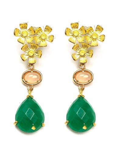 PENDIENTES DORADOS CON FLORECITAS Y LAGRIMA DE PIEDRA VERDE - Imagen 1