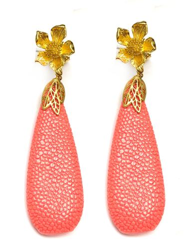 PENDIENTES LARGOS CORAL CON LAGRIMA TEXTURA MANTARRAYA - Imagen 1