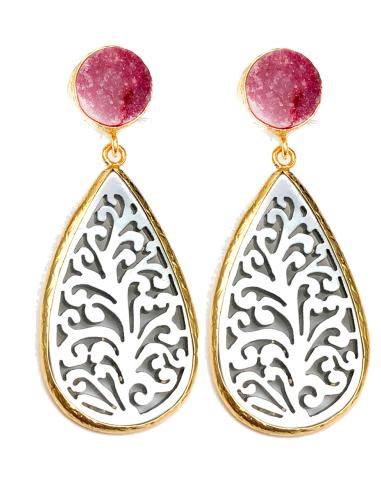 PENDIENTES DE NACAR GRIS DECORADOS CON PIEDRA DRUSA FUCSIA - Imagen 1