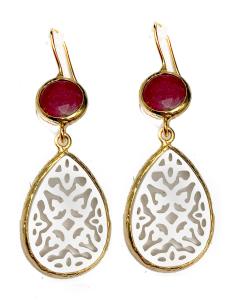 PENDIENTES LARGOS BLANCOS DE NACAR TALLADO Y PIEDRA FUCSIA - Imagen 1