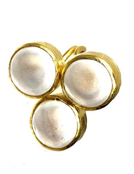 ANILLOS GRANDES DE TRES PERLAS EN BRONCE CON BAÑO DE ORO - Imagen 1