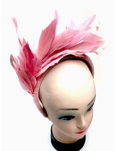 DIADEMAS MALVAS CON ESILOSAS PLUMAS PARA INVITADAS DE BODA - Imagen 2