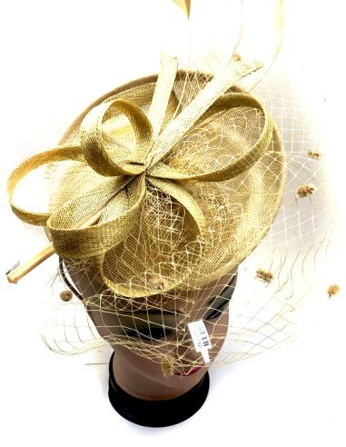 TOCADOS BODA DORADOS DE SINAMAY CON DIADEMA Y PINZA - Imagen 1