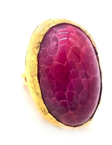 ANILLO GRANDE FUCSIA CON INCREÍBLE PIEDRA NATURAL BAÑADO EN ORO DE ALTA BISUTERÍA
