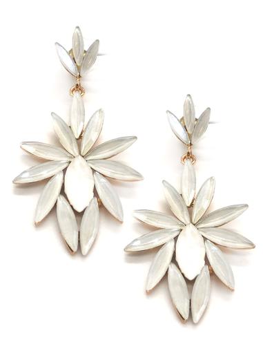 PENDIENTES LARGOS BLANCOS DISEÑO ESPECIAL