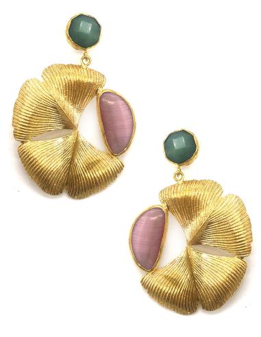 PENDIENTES LARGOS DE DISEÑO EN BRONCE CON BAÑO DE ORO Y PIEDRAS OJO DE GATO ROSA Y VERDE