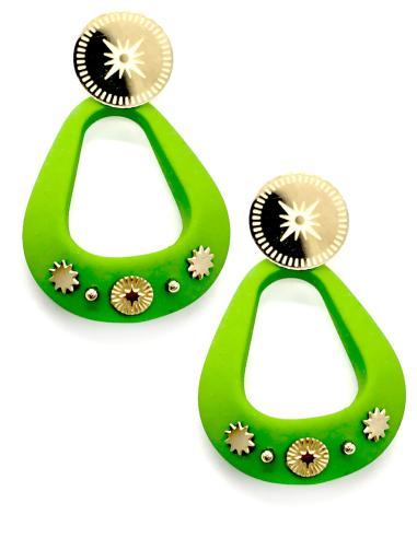 PENDIENTES VERDES DE ARO IRREGULAR DECORADO EN DORADO