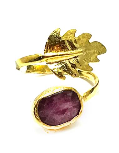 ANILLO MUJER BAÑADO EN ORO CON PIEDRA NATURAL OSCURA Y HOJITA ENREDADERA